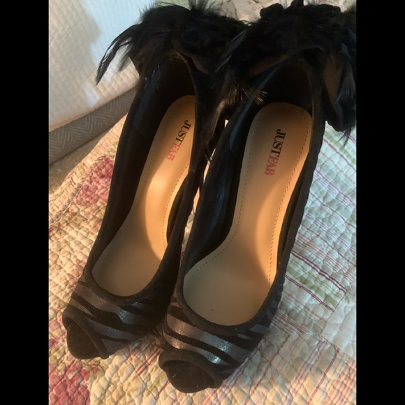 Just Fab Shoes - Black Stilettos Beautiful with feathers